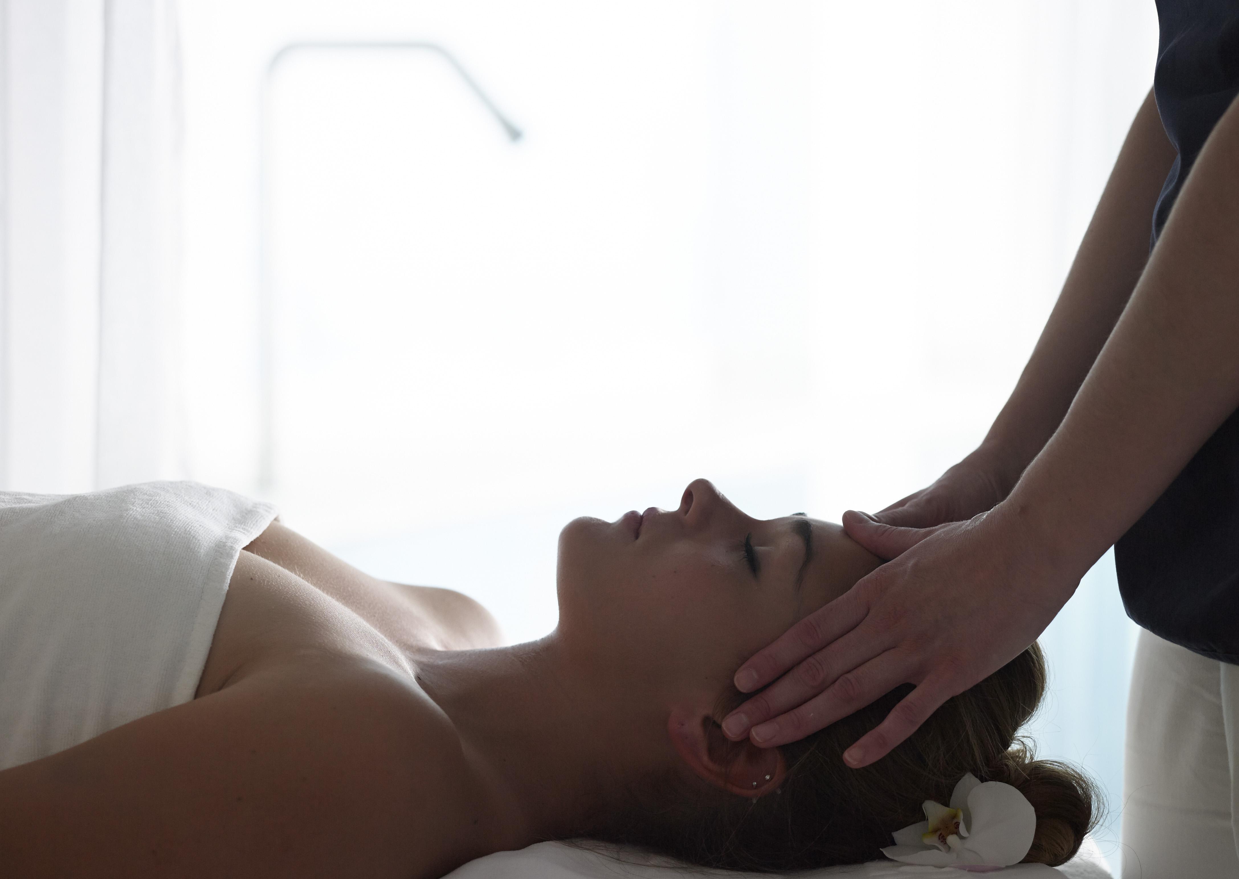 豪华土耳其宫殿会议酒店及Spa 约阿尼纳 外观 照片 A woman receiving a head massage