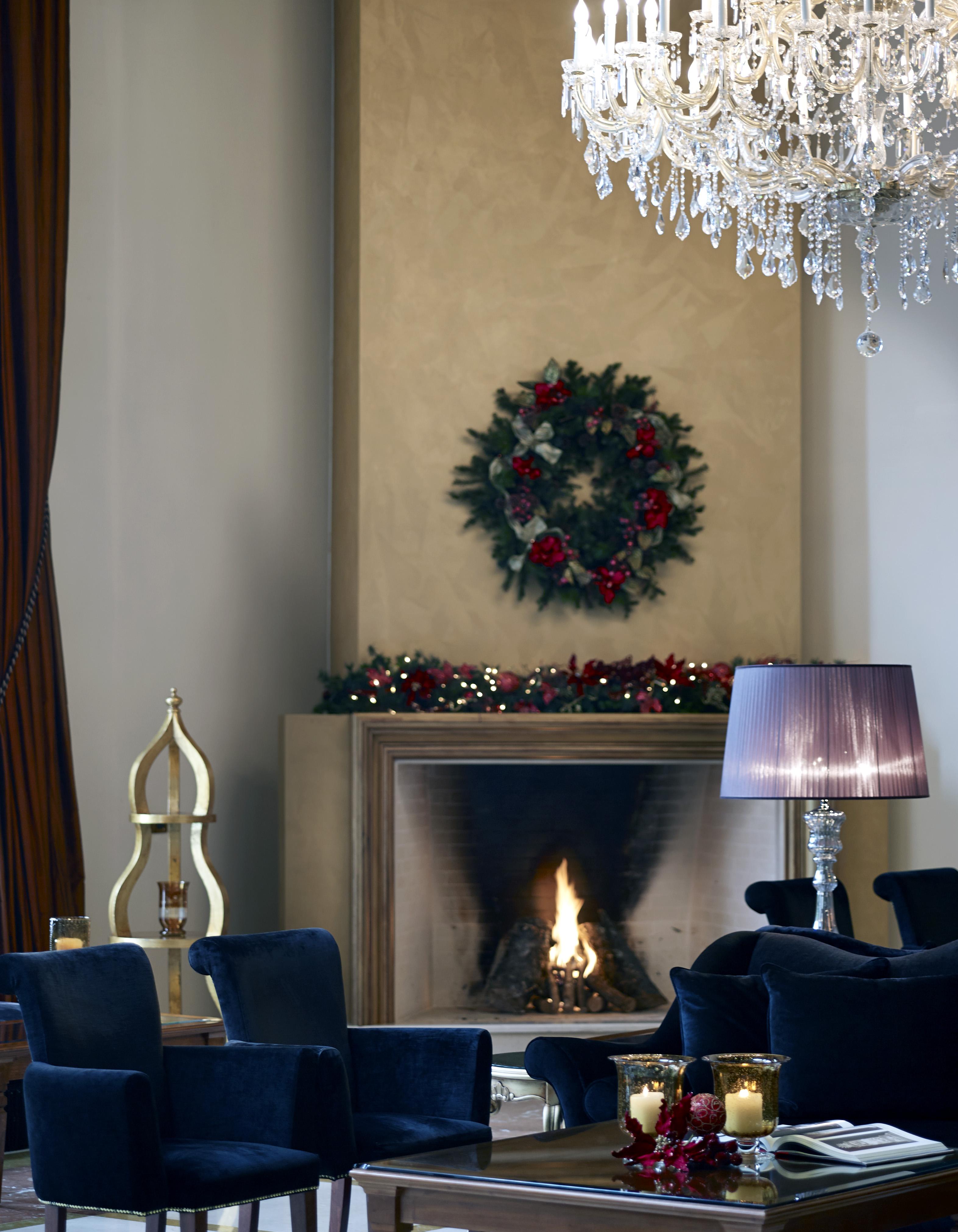 豪华土耳其宫殿会议酒店及Spa 约阿尼纳 外观 照片 A fireplace decorated for Christmas
