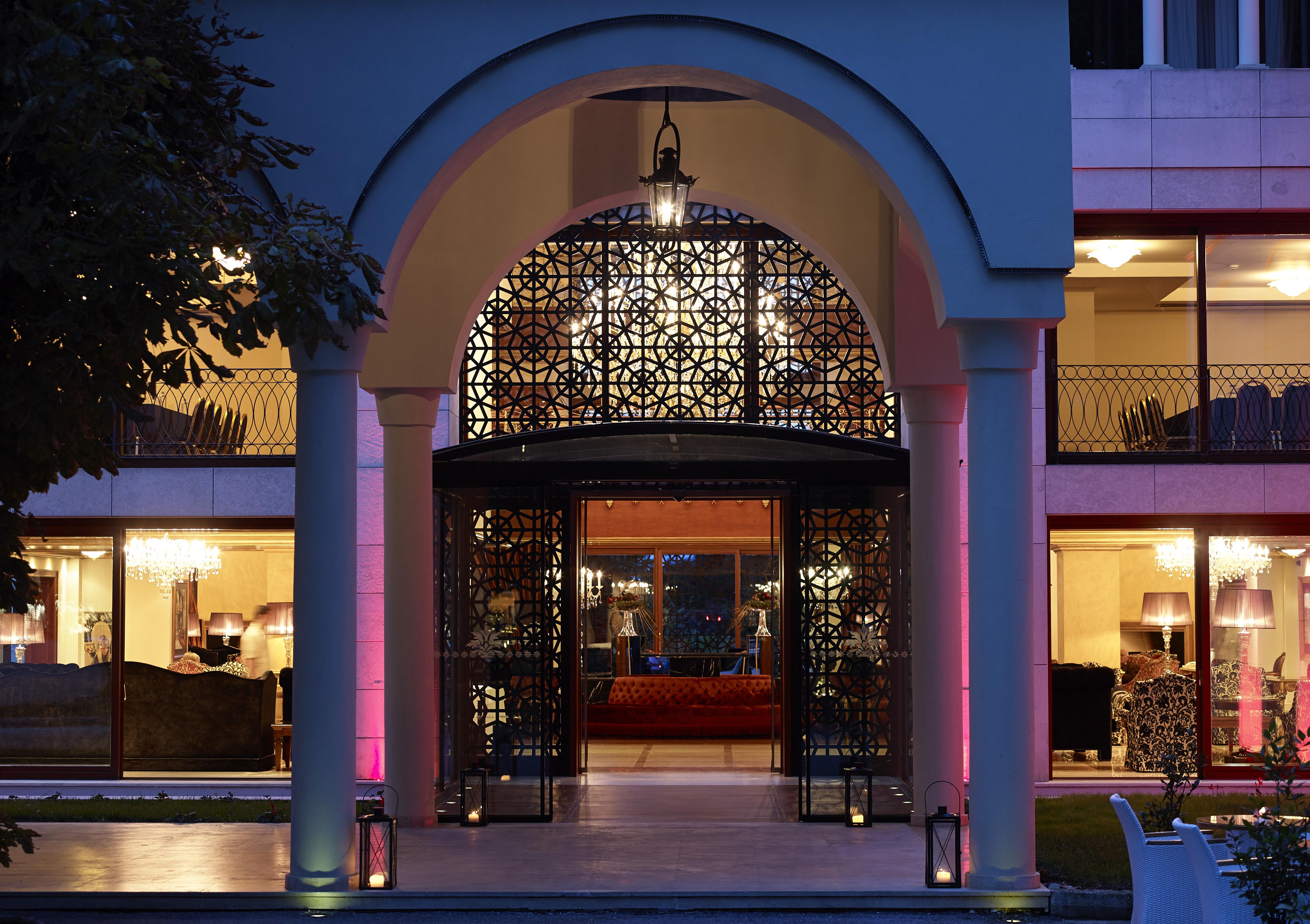 豪华土耳其宫殿会议酒店及Spa 约阿尼纳 外观 照片 Entrance to the hotel