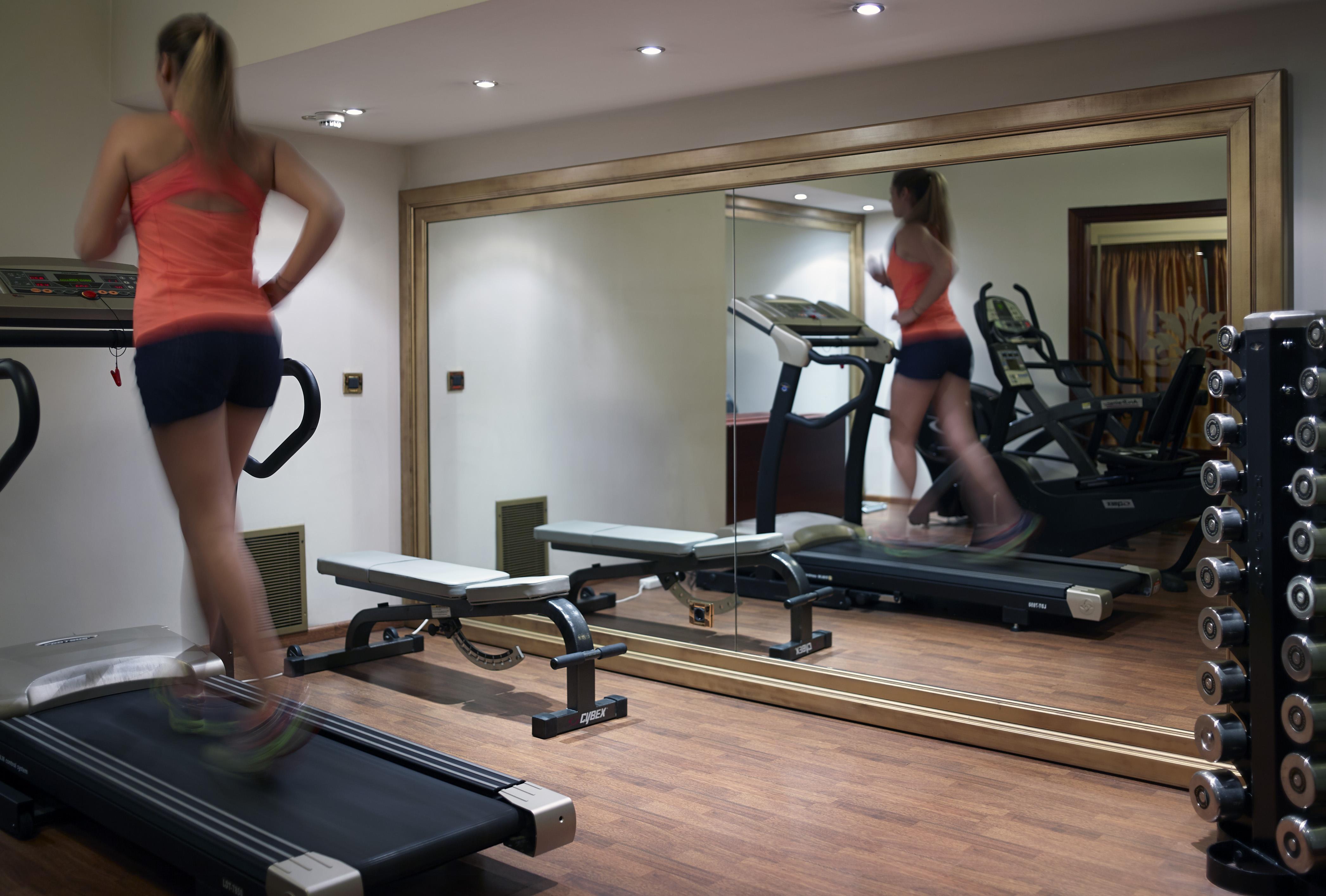 豪华土耳其宫殿会议酒店及Spa 约阿尼纳 外观 照片 A woman exercising on a treadmill