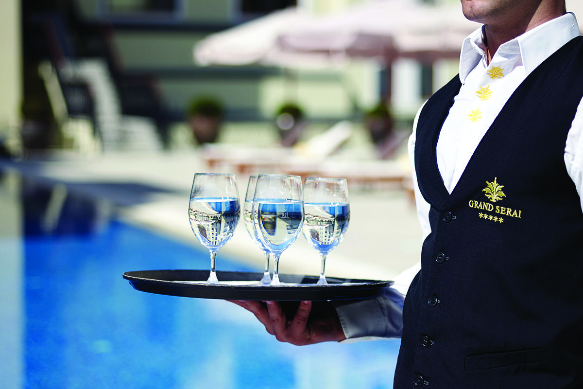 豪华土耳其宫殿会议酒店及Spa 约阿尼纳 外观 照片 A butler at Grand Serai