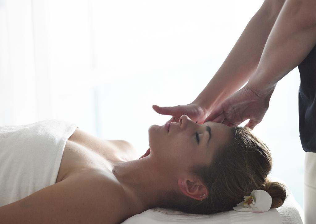 豪华土耳其宫殿会议酒店及Spa 约阿尼纳 外观 照片 A woman receiving a head massage